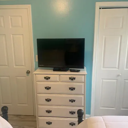 Cheerful Two Bedroom House 1.5 Miles From Beach.